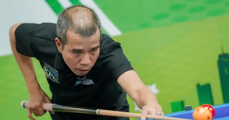 Trần Quyết Chiến lách khe cửa hẹp để qua 'bảng tử thần' tại Giải billiards TP.HCM