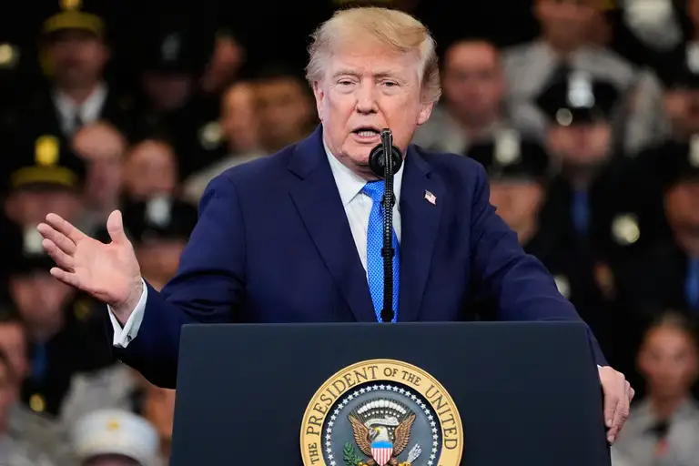 Tổng thống Donald Trump phát biểu tại Garden City, New York ngày 14/8. Ảnh: AP