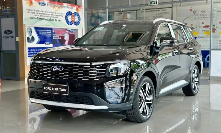 Doanh số Ford Territory sau khi khép lại 6 tháng đầu năm 2026 đạt 6.144 xe, tăng 514 xe so với cùng kỳ năm ngoái. Mẫu xe này được Ford trình làng bản cải tiến từ cuối năm ngoái, đồng thời điều chỉnh lại giá bán. Hiện tại, mẫu Crossover này đang được phân phối 3 phiên bản tại Việt Nam, giá bán từ 747 - 875 triệu đồng