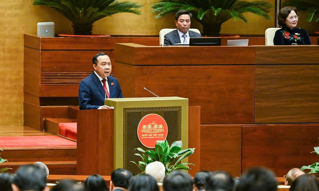 Bộ trưởng Khoa học và Công nghệ Vũ Hải Quân trình Quốc hội hai dự án luật tại phiên họp sáng 17/10. Ảnh: Hoàng Phong