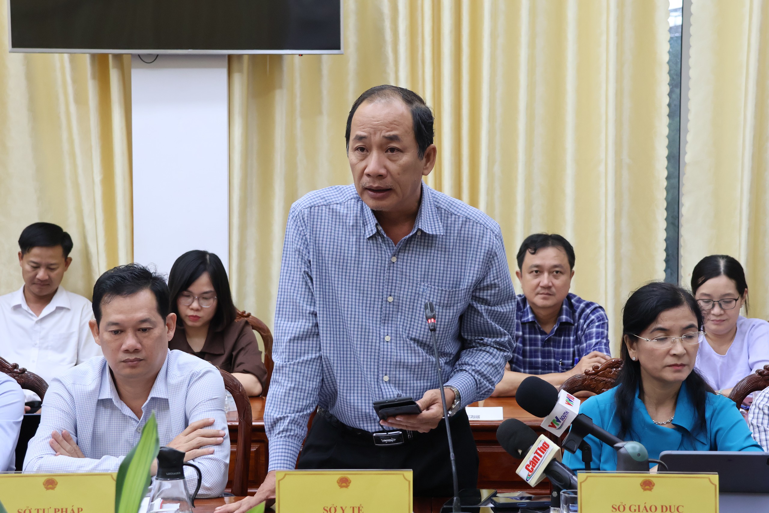 ông Phạm Phú Trường Giang, Phó Giám đốc Sở Y tế, trả lời tại buổi họp báo - Ảnh: CA LINH