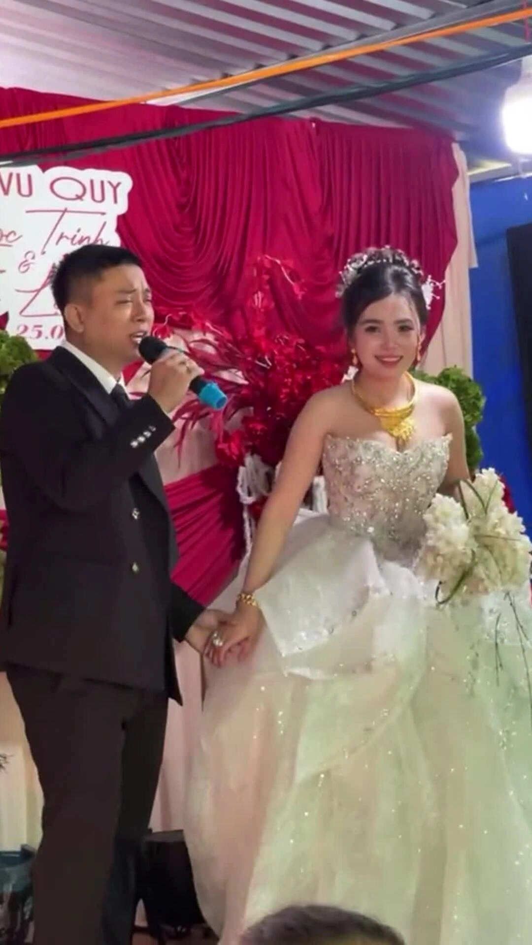 Hoài Lâm hát bản nhạc "Rồi tới luôn" (Hồ Phi Nal) trong tiệc vu quy nhà gái tại Vĩnh Long, sáng 5/10. Video: Hoàng Diễm