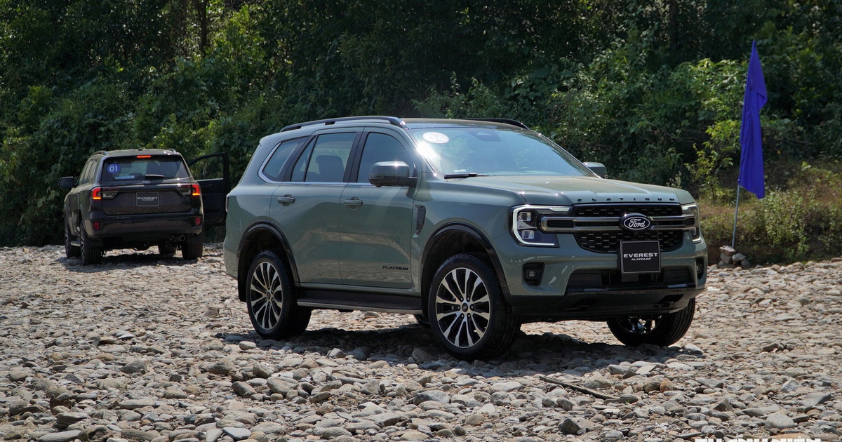 SUV 7 chỗ: Ford Everest tăng tốc, Toyota Fortuner lại bị bỏ xa