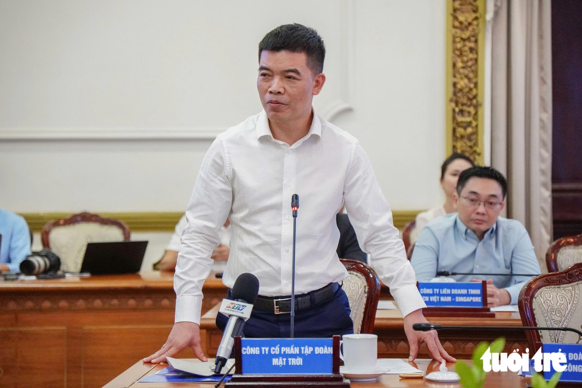 Ông Phạm Quốc Quân - đại diện Công ty cổ phần Tập đoàn Mặt Trời (Sun Group) - báo cáo tiến độ triển khai dự án, kế hoạch giải ngân những tháng cuối năm 2026 - Ảnh: HỮU DUY