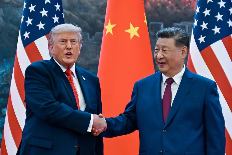 Chủ tịch Trung Quốc Tập Cận Bình bắt tay Tổng thống Donald Trump trong lễ đón tiếp tại Đại lễ đường Nhân dân hồi tháng 5 - Ảnh: AFP