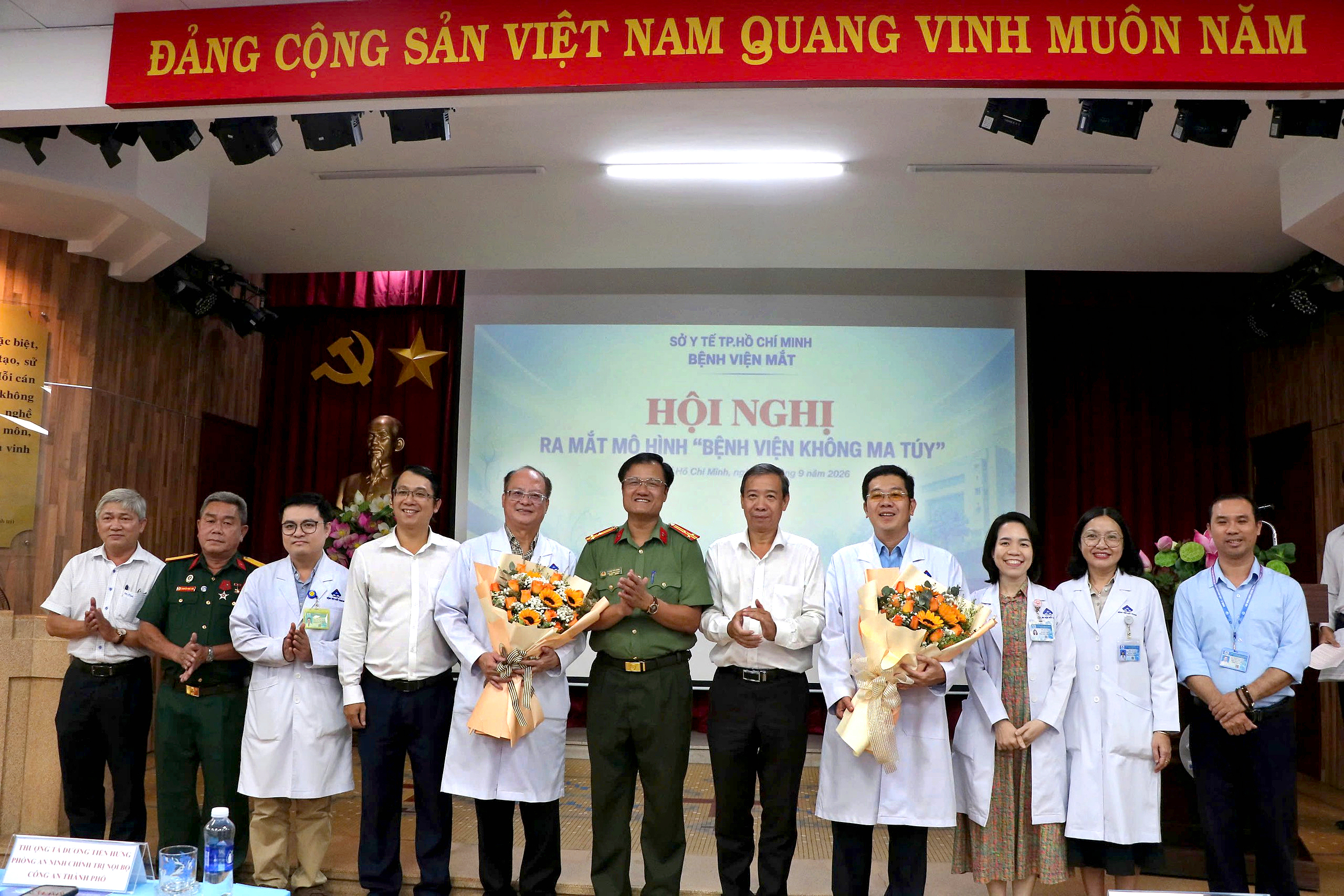 Đại diện Công an TP.HCM, Sở Y tế TP.HCM, Bệnh viện Mắt, cùng các đại biểu tham dự hội nghị ra mắt mô hình điểm "Bệnh viện không ma túy" - Ảnh: THU HIẾN
