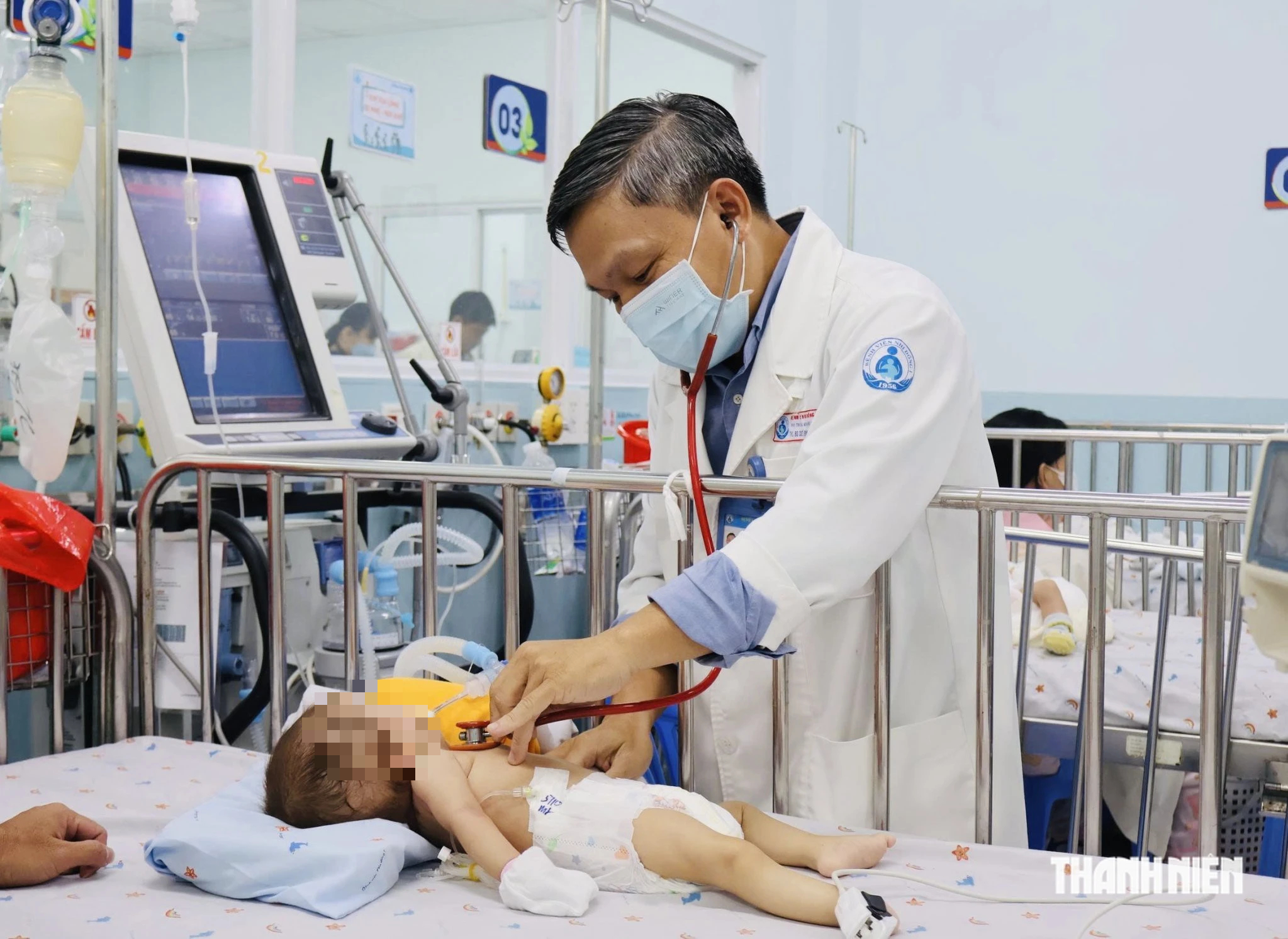 Thạc sĩ, bác sĩ Lê Bình Bảo Tịnh thăm khám cho bệnh nhi bị viêm phổi nặng, phải thở ô xy