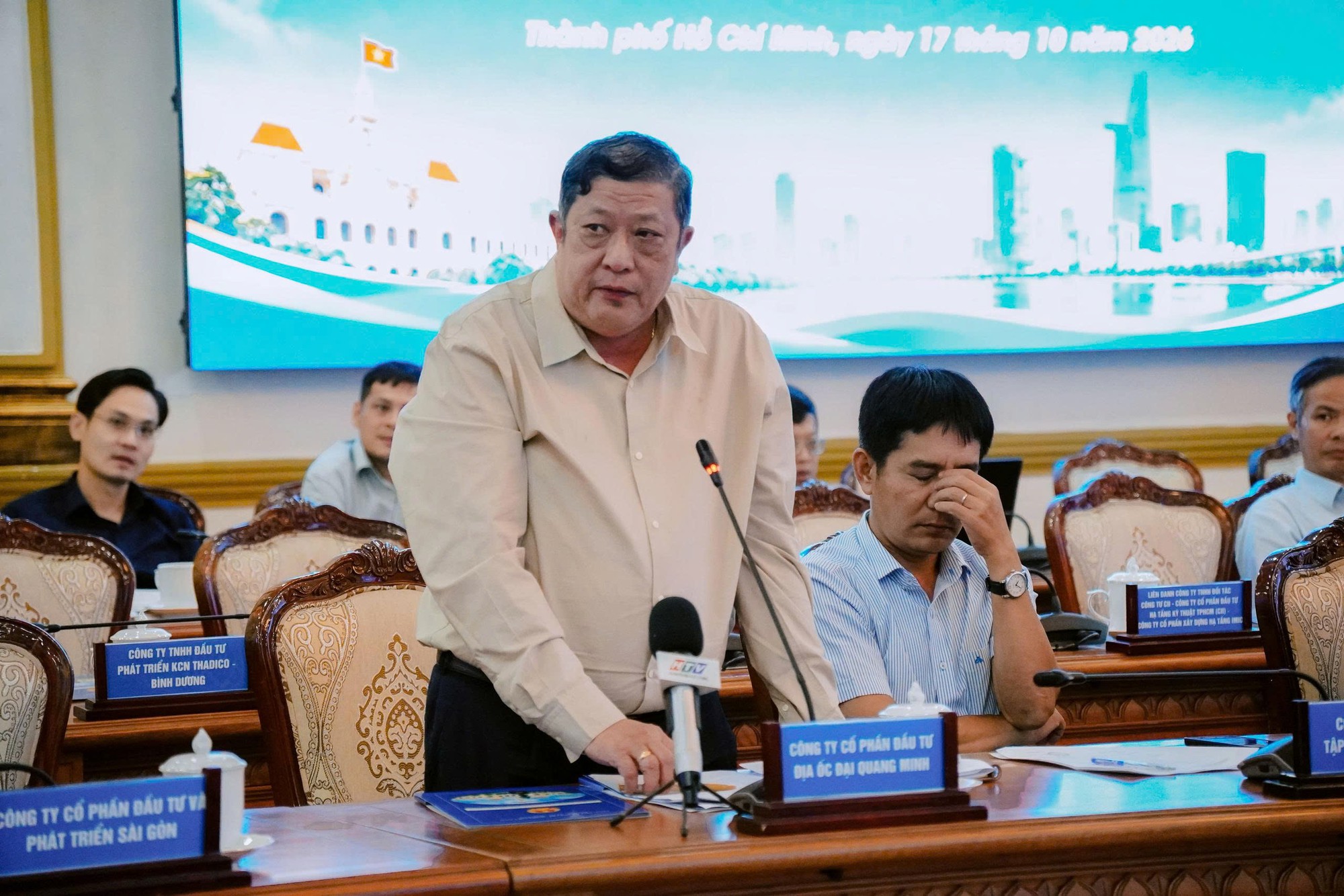 Đại diện Công ty cổ phần đầu tư địa ốc Đại Quang Minh phát biểu tại buổi làm việc - Ảnh: KỲ PHONG