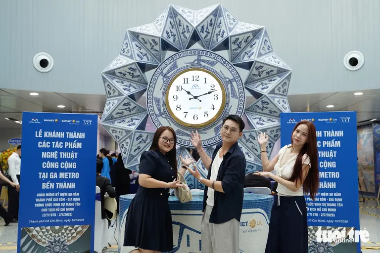 Các bạn trẻ thích thú check-in cùng biểu tượng đồng hồ gốm vừa được khánh thành - Ảnh: HỮU DUY