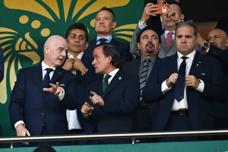 Chủ tịch FIFA Gianni Infantino (trái) trò chuyện với Chủ tịch LĐBĐ Mexico Mikel Arriola, bên phải là Chủ tịch CONCACAF Victor Montagliani, trước trận Mexico gặp Ecuador ở vòng 1/16 World Cup 2026 tại sân Mexico City, Mexcio, ngày 30/6/2026. Ảnh: AFP