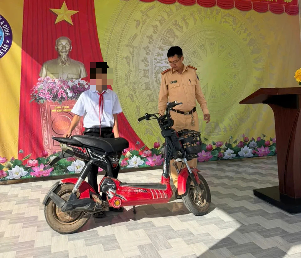 Tiềm ẩn nhiều rủi ro khi học sinh điều khiển xe điện đến trường