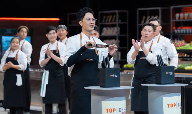 Các chef thực hiện thủ tục chọn địa danh để thể hiện món ăn