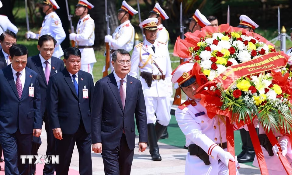 Ngay sau khi đến sân bay quốc tế Wattay vào ngày 8-10, Thủ tướng Lê Minh Hưng và đoàn đại biểu cấp cao Việt Nam đã đến dâng hoa tại Đài tưởng niệm các liệt sĩ vô danh ở thủ đô Vientiane, bày tỏ lòng thành kính và ghi nhớ công ơn to lớn của các anh hùng liệt sĩ đã anh dũng hy sinh vì nền độc lập, tự do cho hai dân tộc, cũng như vì sự nghiệp bảo vệ, xây dựng và phát triển đất nước của hai nước - Ảnh: TTXVN