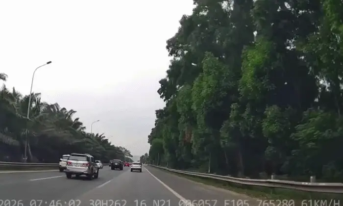 Ôtô vượt qua xe khác rồi dừng lại chặn đầu giữa cao tốc