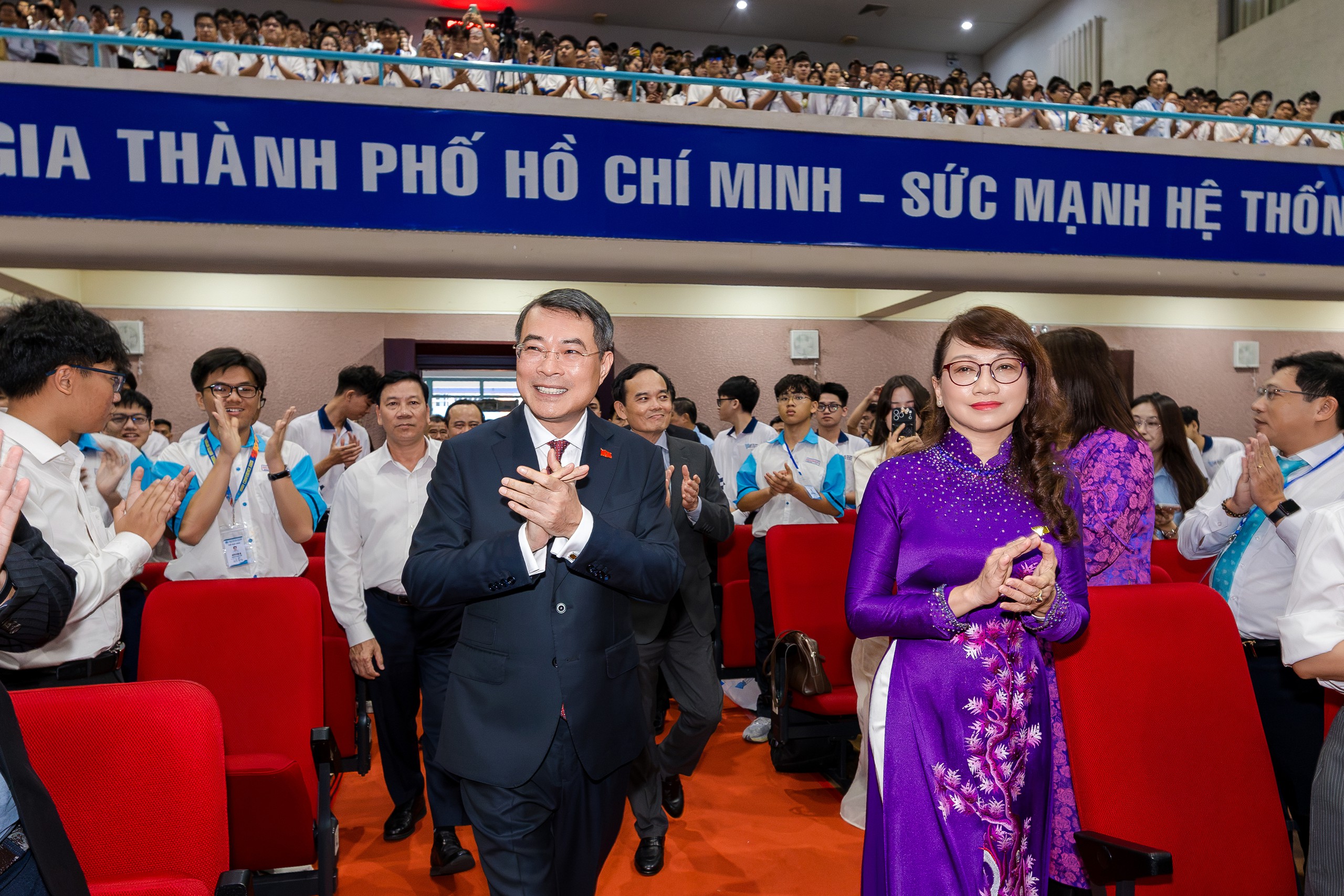 Hàng ngàn học sinh, sinh viên, giảng viên, cán bộ quản lý của các trường thành viên thuộc Đại học Quốc gia TP.HCM chào đón Thủ tướng Lê Minh Hưng đến dự lễ khai khóa - Ảnh: VNUHCM