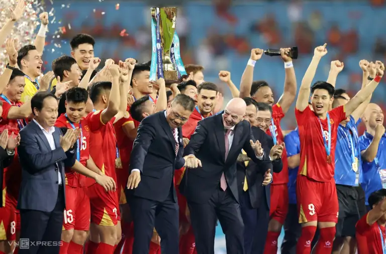 Chủ tịch FIFA Gianni Infantino, Chủ tịch VFF Trần Quốc Tuấn cùng Việt Nam nâng Cup vô địch sau khi hoà Thái Lan 2-2 ở lượt về chung kết ASEAN Cup 2026 trên sân Mỹ Đình, Hà Nội tối 26/8. Ảnh: Đức Đồng