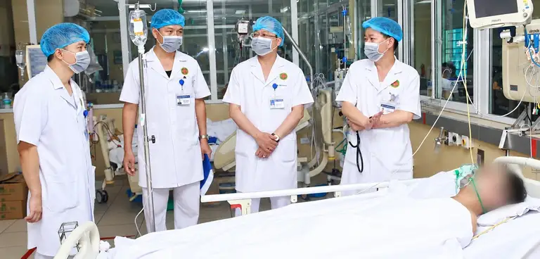Nạn nhân vụ cháy tại Thụy Khuê đang được điều trị tại Bệnh viện Quân y 354 - Ảnh: BVCC