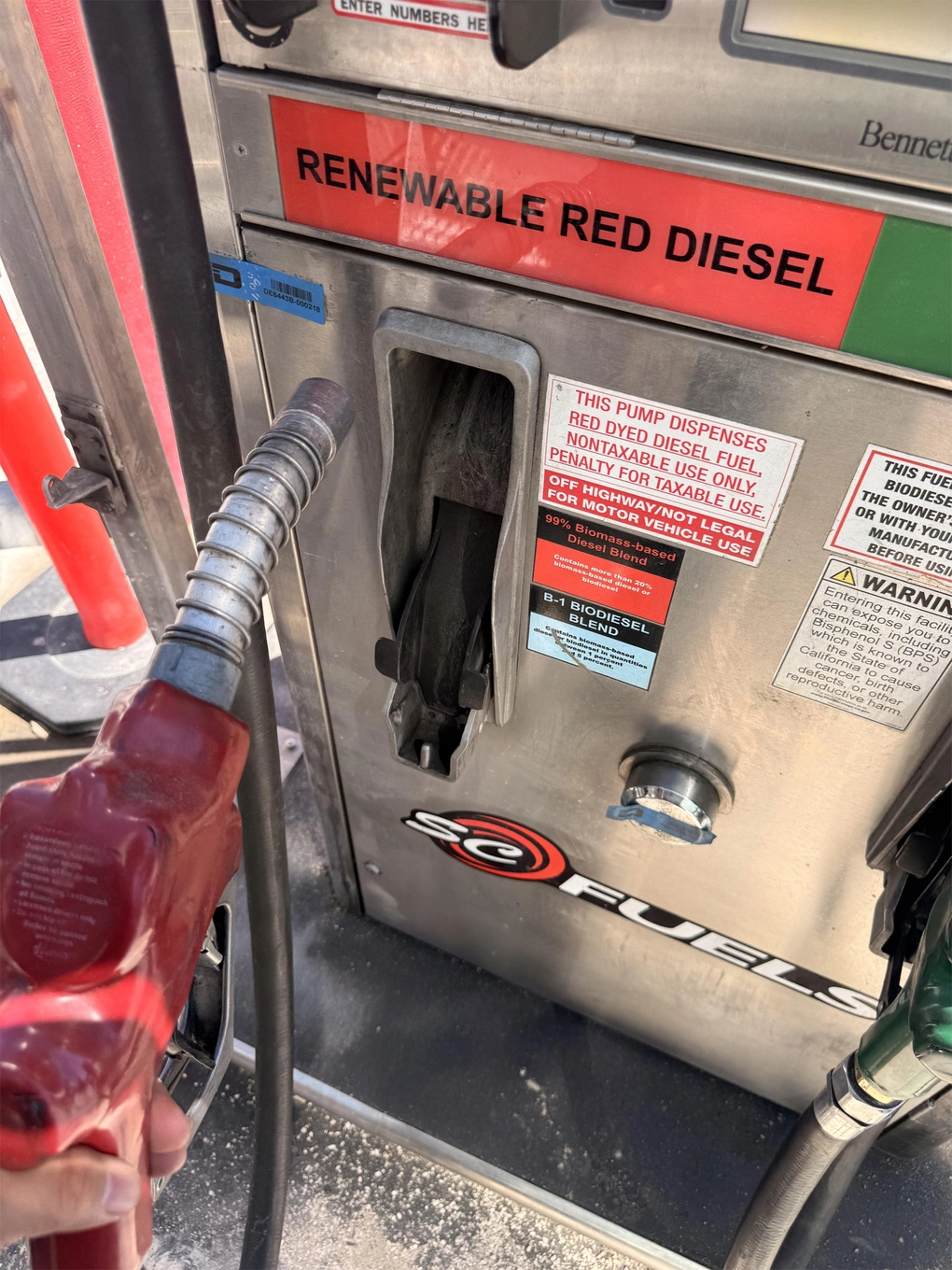 Một trụ nhiên liệu bán diesel nhuộm ở Mỹ. Ảnh: Reddit