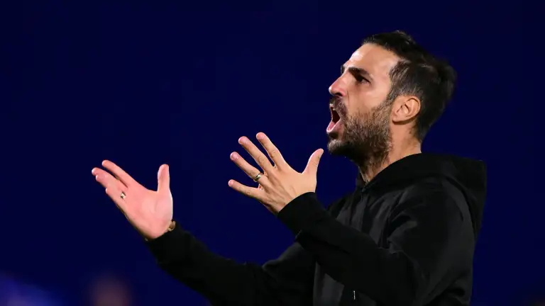 Fabregas vượt trội Carrick thế nào về chiến thuật