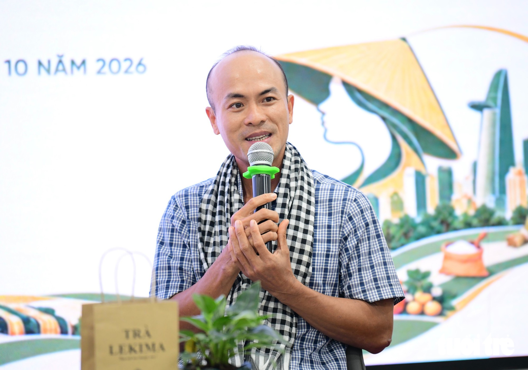 Ông Nguyễn Hữu Hiếu, chủ thể Cơ sở sản xuất trà Lekim, chia sẻ mong muốn đưa câu chuyện lịch sử, văn hóa gắn với trái lêkima đến gần hơn với giới trẻ - Ảnh: QUANG ĐỊNH
