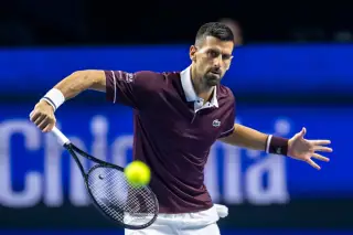 Djokovic trong trận đấu vòng một với Ugo Humbert trên sân Trung tâm tại giải quần vợt Swiss Indoors ở Basel, Thụy Sĩ, ngày 28/10/2026. Ảnh: AP