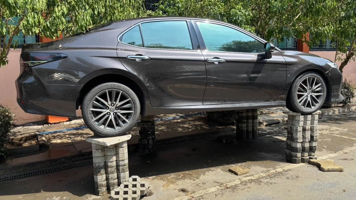 Ôtô thoát ngập nhờ chồng gạch cao nửa mét