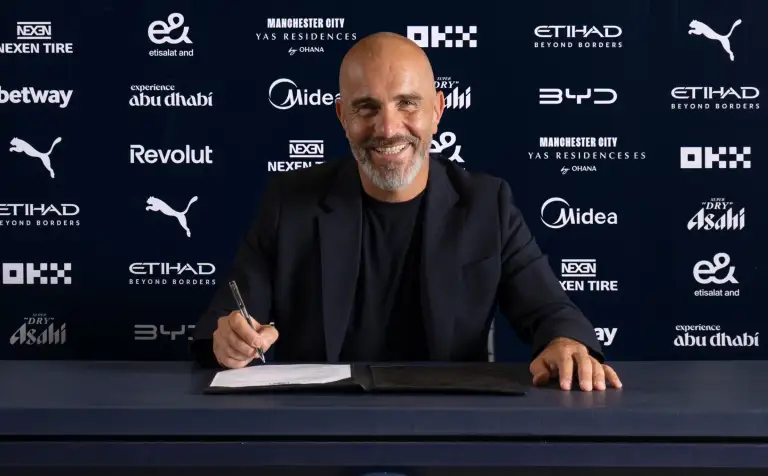 Enzo Maresca ký hợp đồng chính thức trở thành tân HLV trưởng Man City ở sân Etihad ngày 29/6/2026. Ảnh: Man City