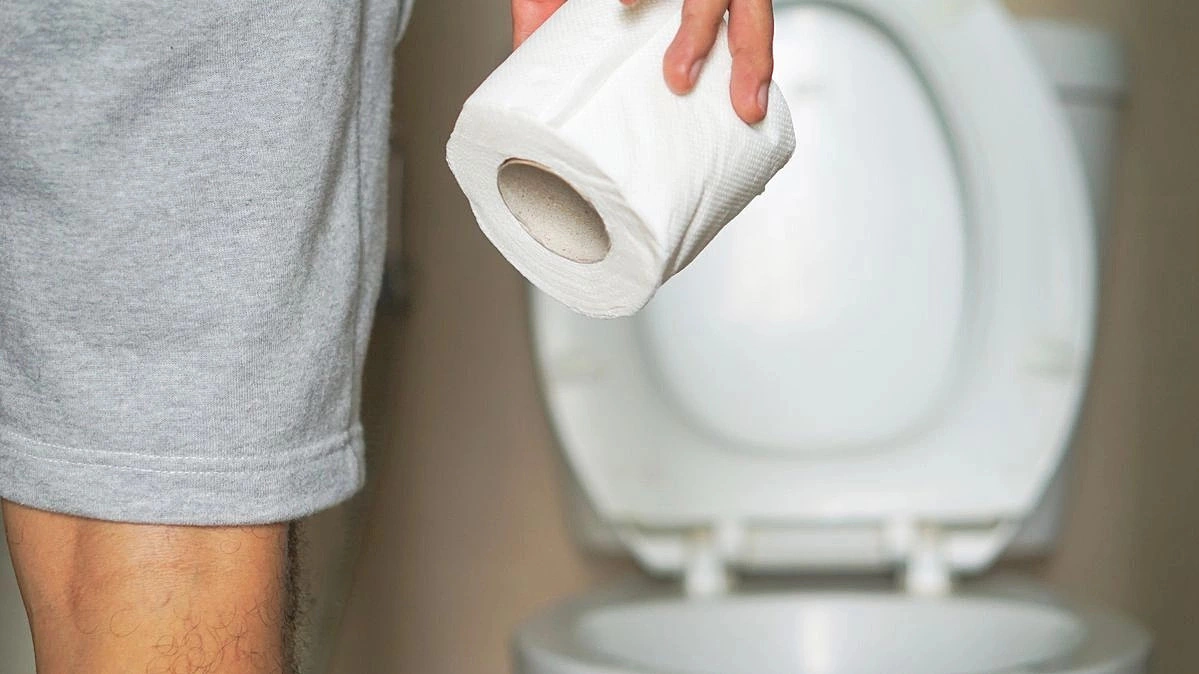 Nước tiểu vàng đậm, mùi nồng vào buổi sáng có bất thường?