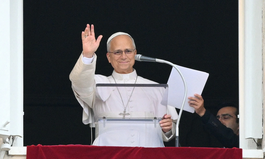 Giáo hoàng Leo XIV tại cửa sổ Dinh Tông tòa, Quảng trường Thánh Peter ở Vatican, ngày 18/10. Ảnh: AFP