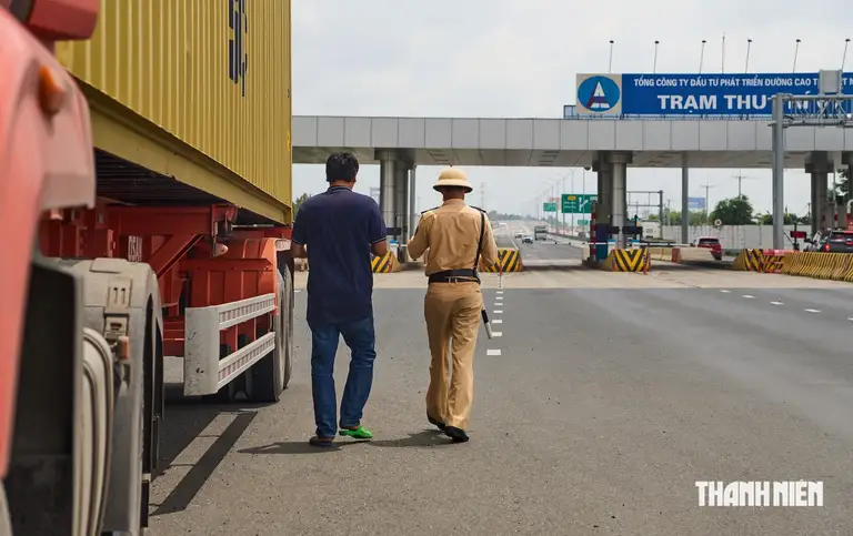 Chạy quá tốc độ cho phép trên cao tốc có thể bị phạt tiền và trừ điểm Giấy phép lái xe, tùy mức vượt quá quy định