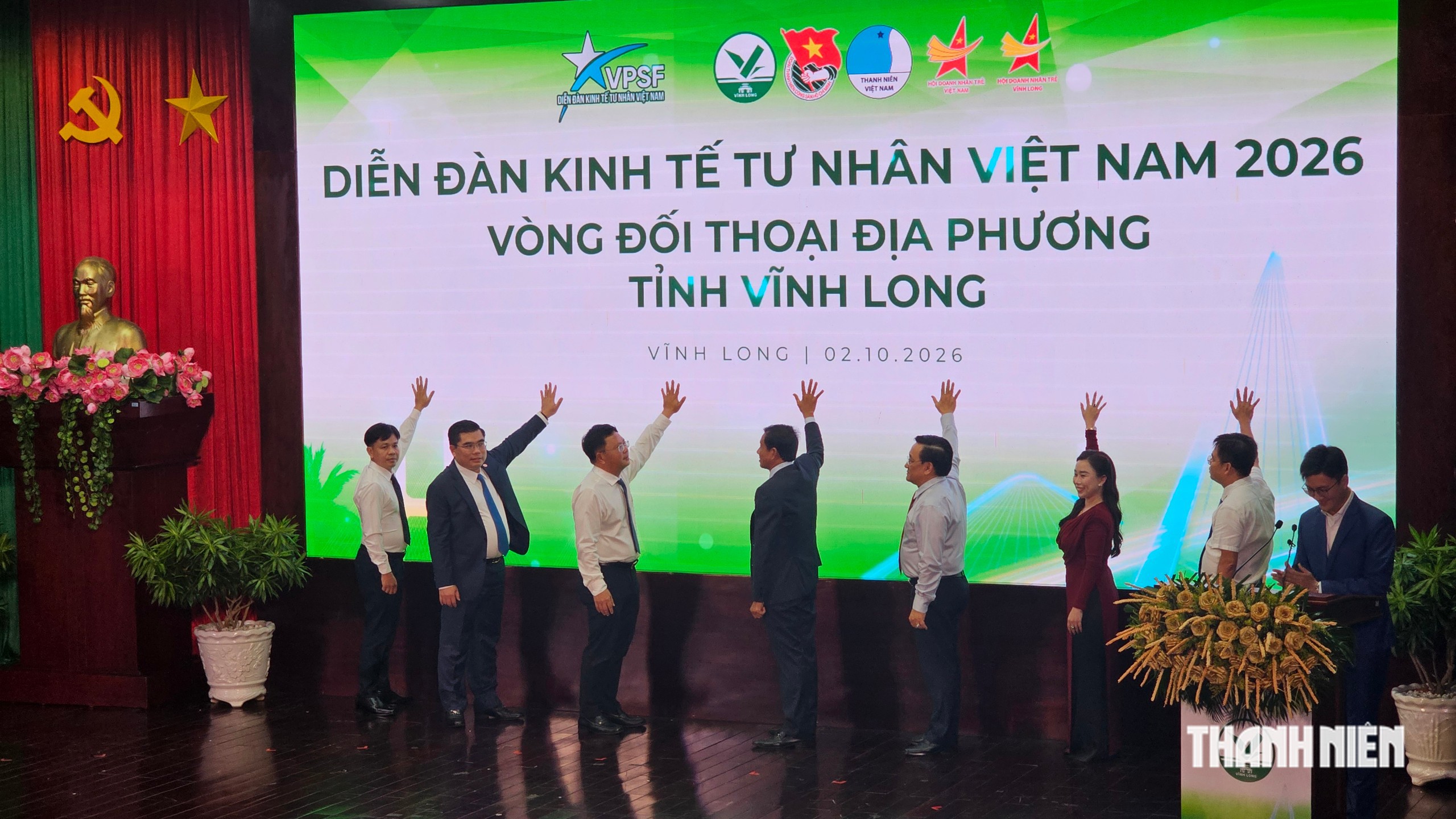 Các đại biểu làm lễ khai mạc phiên đối thoại
