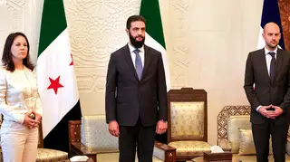 Từ trái qua: Ngoại trưởng Đức Annalena Baerbock, lãnh đạo Syria Ahmed al-Sharaa và Ngoại trưởng Pháp Jean-Noël Barrot tại Damascus, Syria - Ảnh: AFP