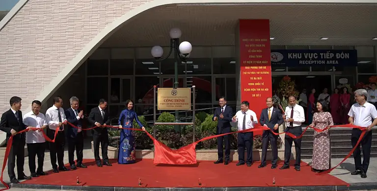 Các đại biểu thực hiện nghi thức gắn biển công trình chào mừng kỷ niệm 72 năm Ngày Giải phóng Thủ đô. Ảnh: Quang Hùng