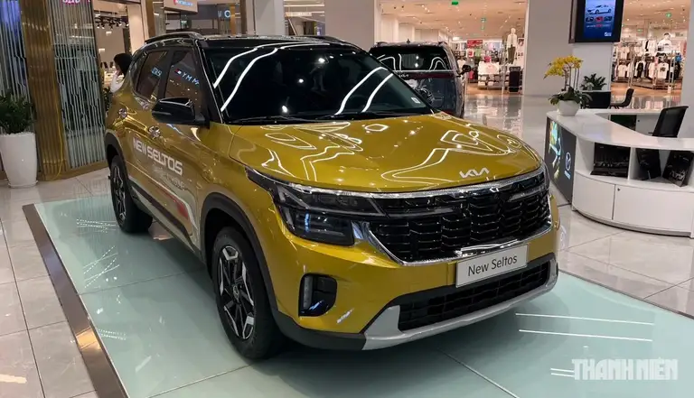KIA Seltos xếp thứ 7 khi chỉ bán được 686 xe, ít hơn 56 xe so với tháng trước đó. Kiểu dáng thời trang, hiện đại lại tích hợp nhiều tính năng công nghệ giúp Seltos tạo được sức hút với khách hàng. Sau 8 tháng đã qua của năm 2026, tổng doanh số mẫu xe này đạt 5.957 xe. KIA Seltos hiện đang được THACO AUTO lắp ráp, phân phối 6 phiên bản, giá bán từ 579 - 699 triệu đồng
