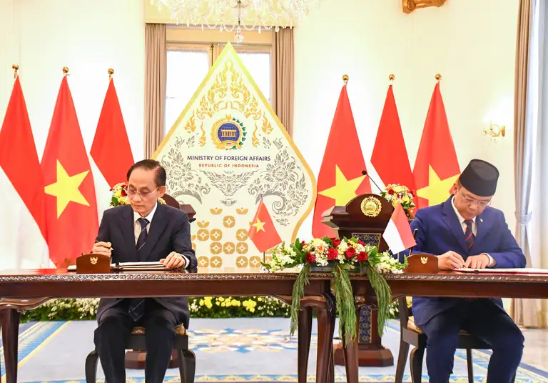 Bộ trưởng Ngoại giao Việt Nam Lê Hoài Trung và Bộ trưởng Ngoại giao Indonesia Sugiono ký chương trình hành động triển khai quan hệ Đối tác chiến lược toàn diện Việt Nam - Indonesia giai đoạn 2026 - 2030 ngày 14-7 tại Indonesia - Ảnh: Bộ Ngoại giao cung cấp