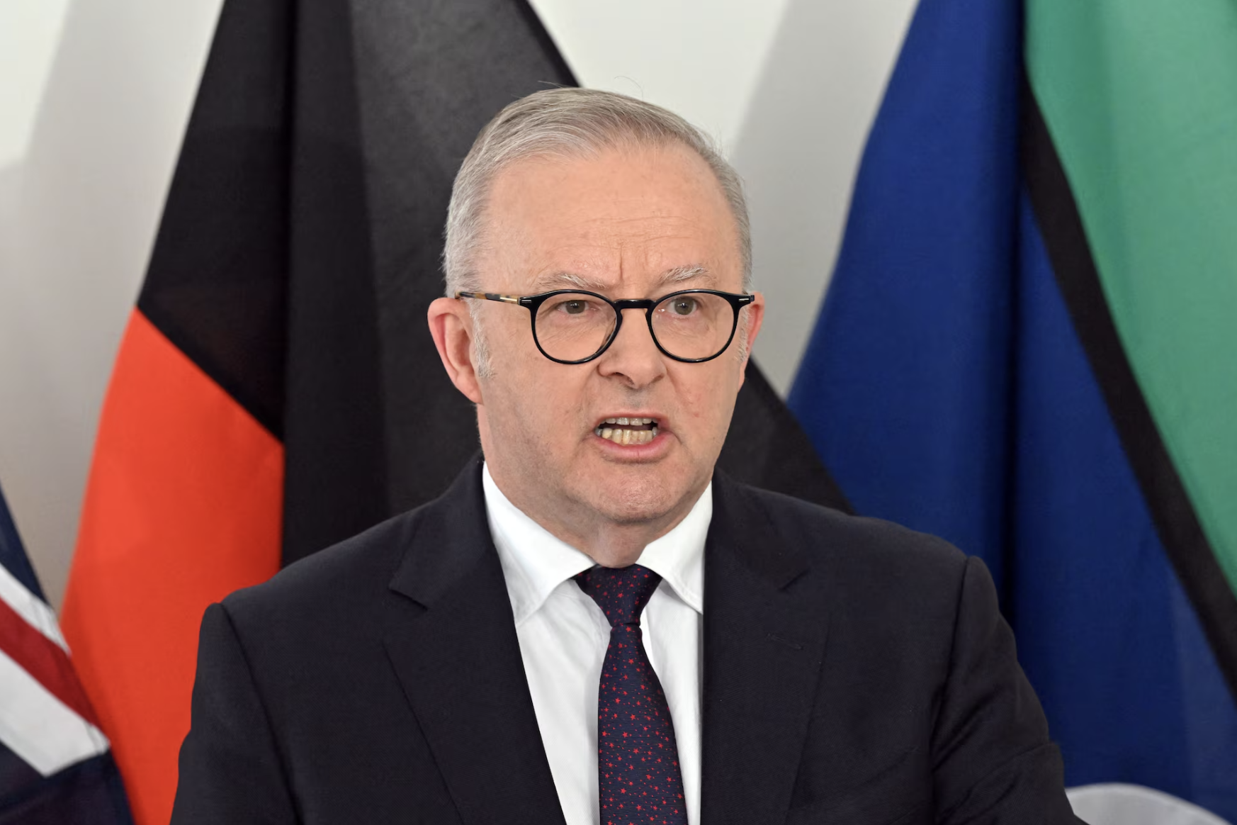 Thủ tướng Úc Anthony Albanese phát biểu trong buổi họp báo tại New York ngày 23-9 - Ảnh: AFP