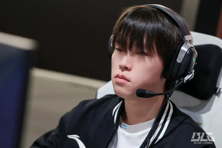 Tương lai của Bin cũng đang vô cùng bất ổn - Ảnh: Weibo.
