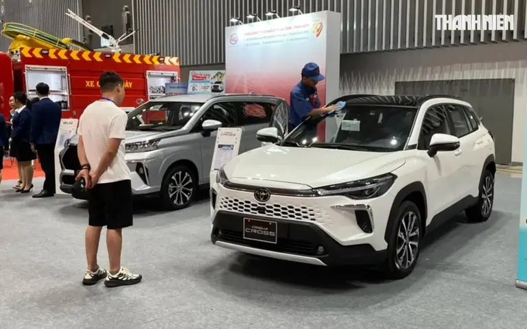 Toyota Corolla Cross HEV là mẫu ô tô hybrid bán chạy nhất thị trường Việt Nam trong nửa đầu năm 2026 với tổng doanh số đạt 2.800 xe. Mẫu xe này thuộc phân khúc crossover 5 chỗ, hướng đến nhóm khách mua xe sử dụng cá nhân, gia đình. Corolla Cross HEV dùng hệ thống hybrid kết hợp giữa động cơ xăng 1.8 lít (công suất 97 mã lực và mô-men xoắn cực đại 142 Nm), với một mô-tơ điện có công suất 71 mã lực và mô-men xoắn 163 Nm, kết hợp với hộp số vô cấp CVT, dẫn động cầu trước. Mức tiêu thụ nhiên liệu hỗn hợp của bản Corolla Cross HEV đạt 3,67 lít/100 km, theo công bố từ nhà sản xuất. Tại Việt Nam, Toyota Corolla Cross HEV có giá bán 865 triệu đồng