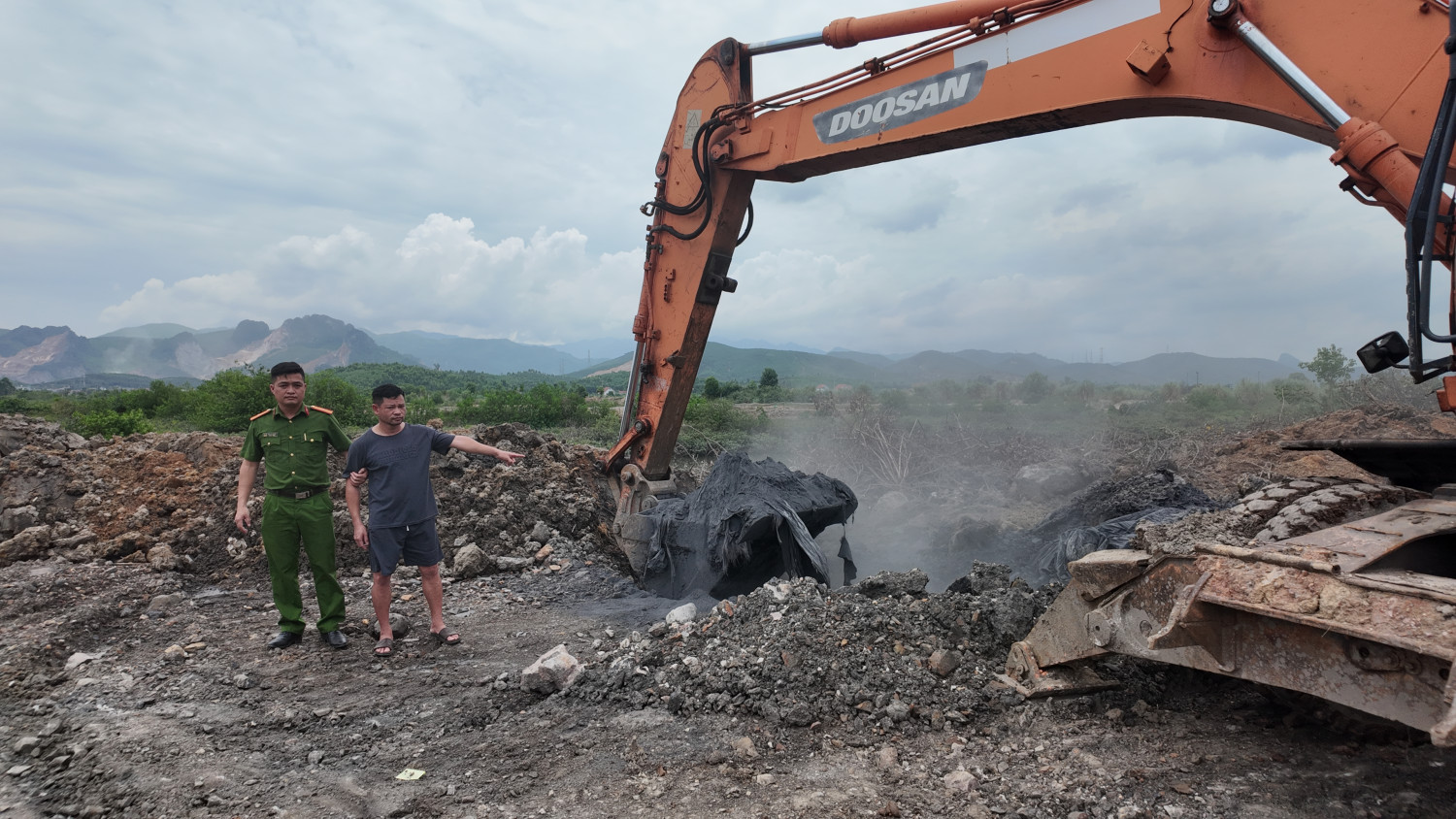 Lực lượng cảnh sát kinh tế bắt quả tang đối tượng đang chôn lấp trái phép chất thải công nghiệp
