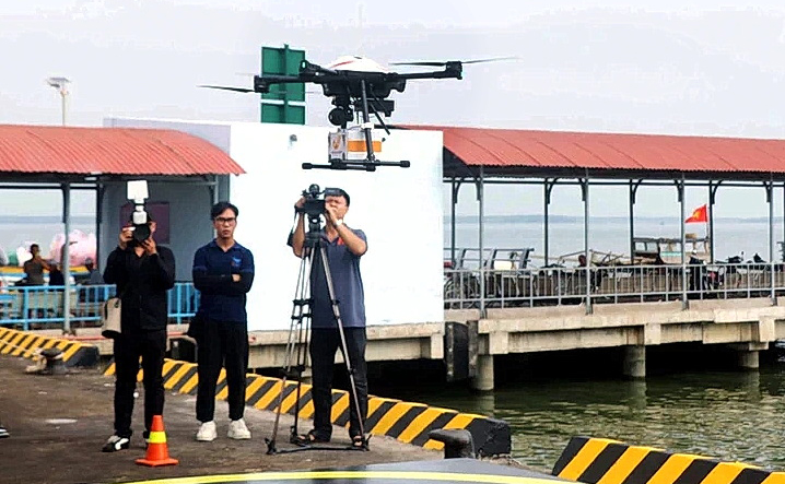 Ứng dụng thiết bị bay không người lái (UAV) vào hoạt động giao hàng đầu tiên trong buổi khai trương tuyến giao hàng từ Cần Giờ đến Vũng Tàu - Ảnh: TRỌNG NHÂN