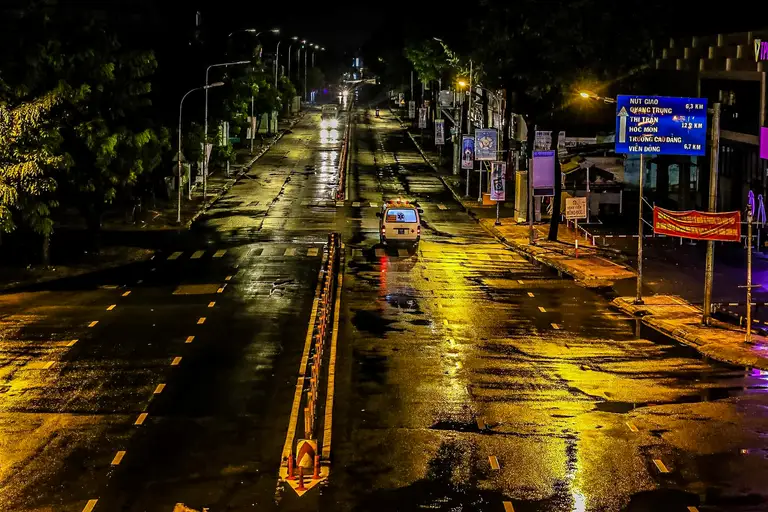 Âm thanh ám ảnh nhất của mùa hè năm ấy chính là tiếng còi xe cấp cứu hú liên hồi thâu đêm suốt sáng. Những chuyến xe ngược xuôi xé rách màn đêm, chở theo cả nỗi lo âu tột cùng của hàng vạn gia đình đang thấp thỏm ngóng chờ tin tức từ bệnh viện - Ảnh: CHÂU TUẤN