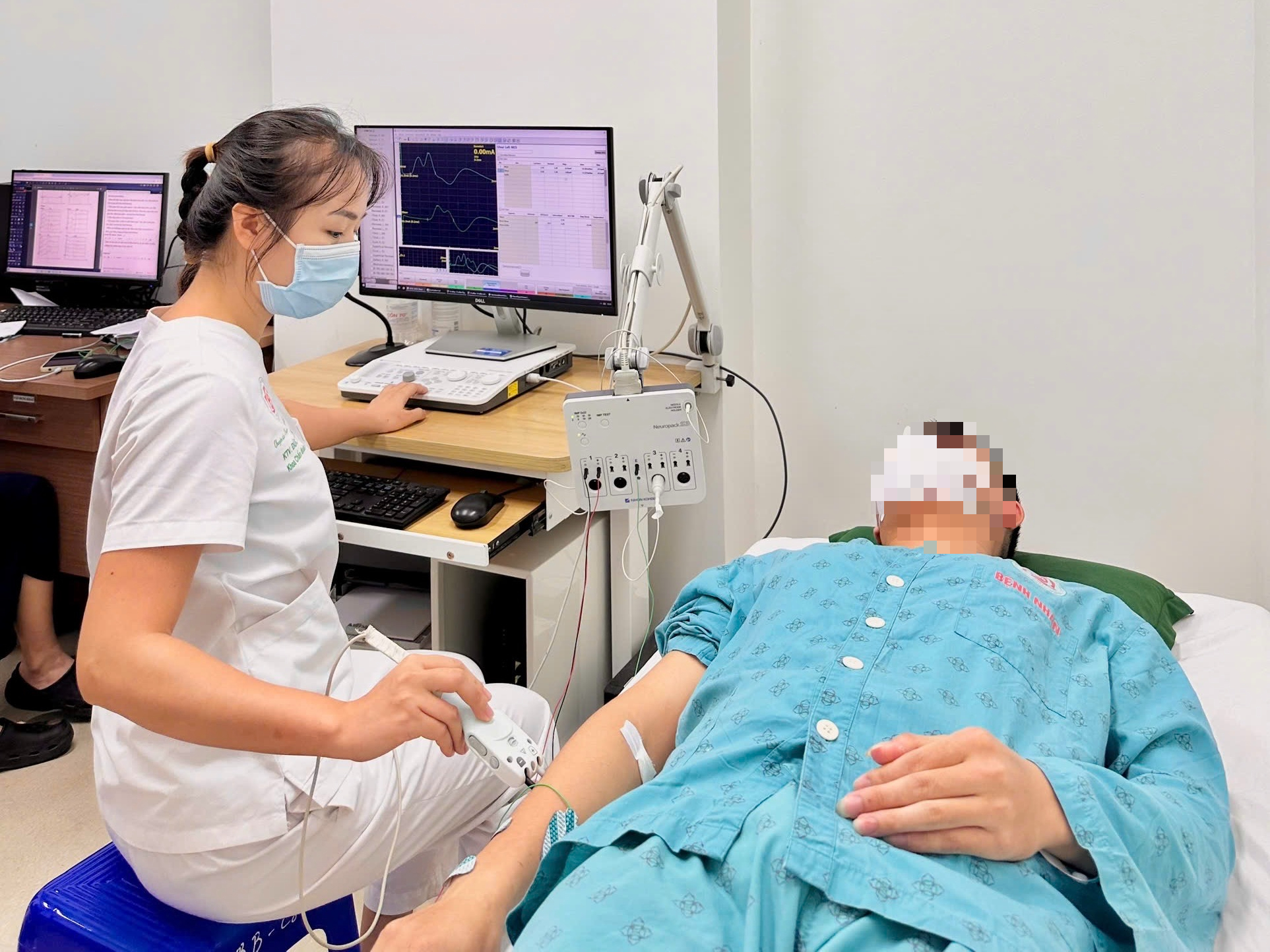 Người bệnh được đo điện thần kinh cơ tại Bệnh viện Trung ương Quân đội 108 - Ảnh: BVCC
