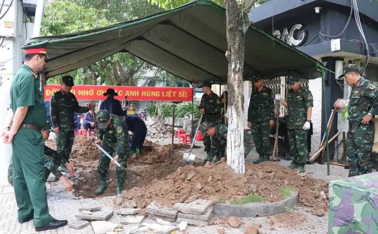 Lực lượng chức năng khai quật tại vỉa hè công viên TP Vĩnh Long, ngày 18/8. Ảnh: An Bình