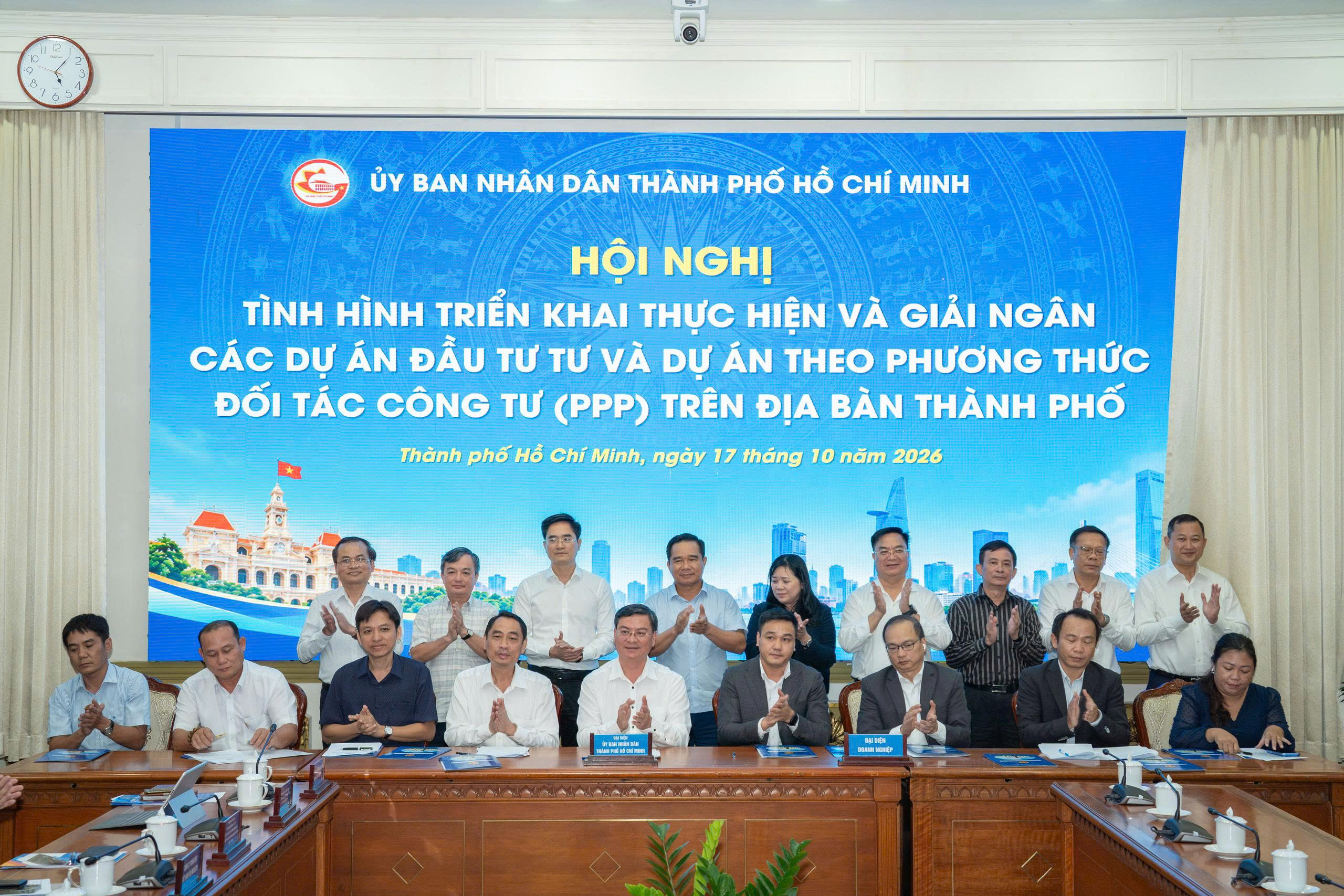 Chủ tịch UBND TP.HCM chứng kiến nghi thức ký kết giữa doanh nghiệp, nhà đầu tư chiến lược với UBND TP.HCM - Ảnh: HỮU DUY