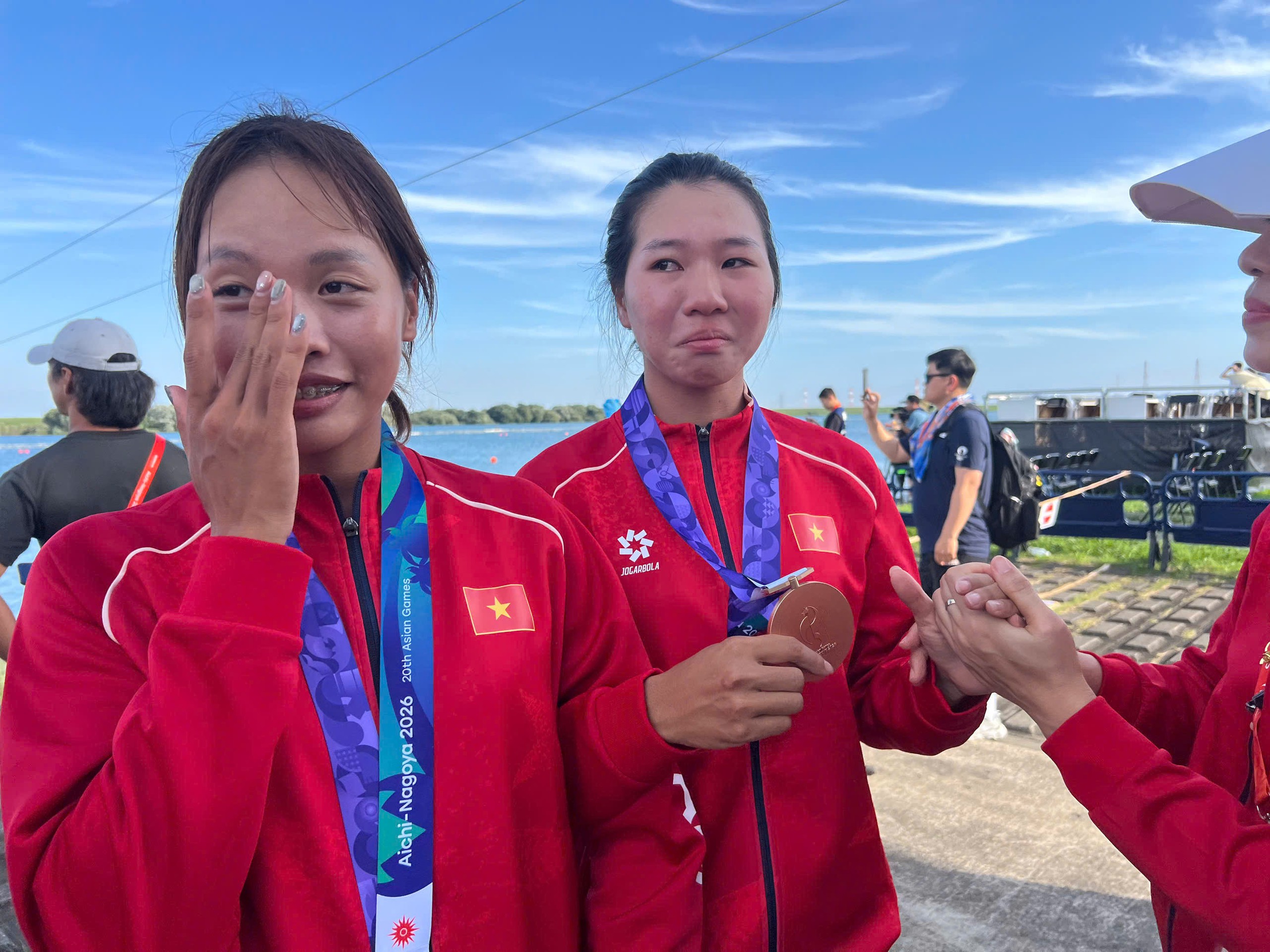Hai tay chèo bật khóc, không thể che được niềm hạnh phúc khi giành huy chương đồng Asiad 20 - Ảnh: QUÝ LƯỢNG