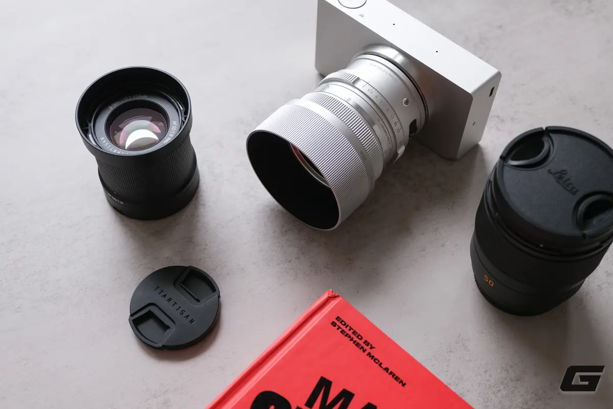 TTArtisan AF 50mm F1.8 Neo (trái) đặt cạnh Sigma 35mm F2 DG Contemporary (giữa, màu bạc) và Leica Summicron-SL 50mm f/2 ASPH. (phải)