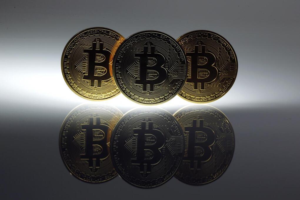 Các đồng xu biểu trưng của Bitcoin. Ảnh: Reuters