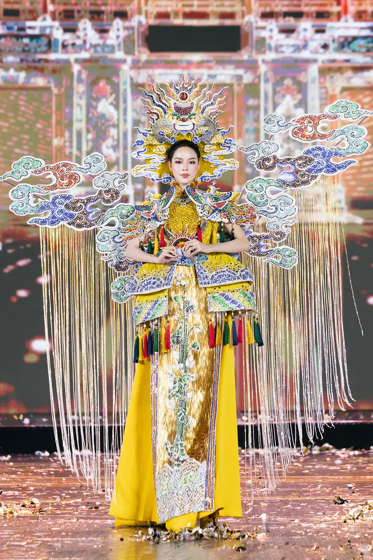 Bán kết Miss Grand Vietnam 2026 nhiều màn diễn lạ: Mang trăn, dựng đám cưới miền Tây - Ảnh 9.