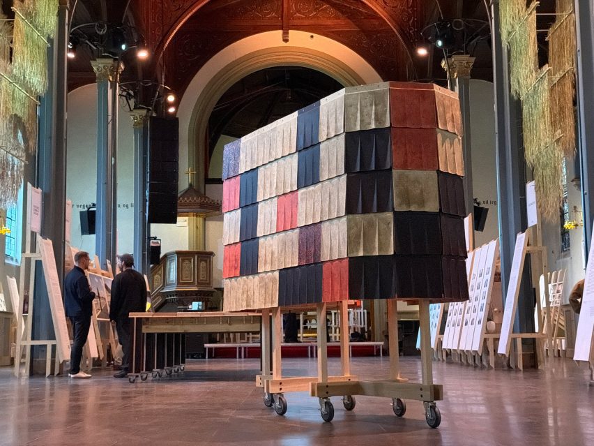 Các tấm gạch ốp tường được trưng bày tại Triển lãm Kiến trúc Oslo - Ảnh: Nhóm Nghiên cứu Grinham/Dezeen