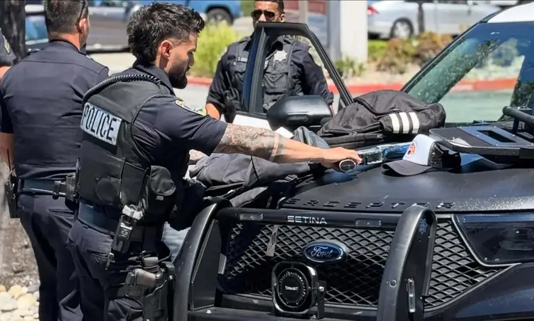 Cảnh sát và những khẩu súng đồ chơi thu giữ từ hai thiếu niên. Ảnh: San Mateo Police Department